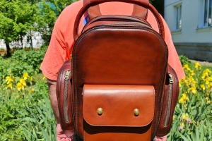 Rucksack aus italienischem Leder mit zwei Fächern und vier Taschen